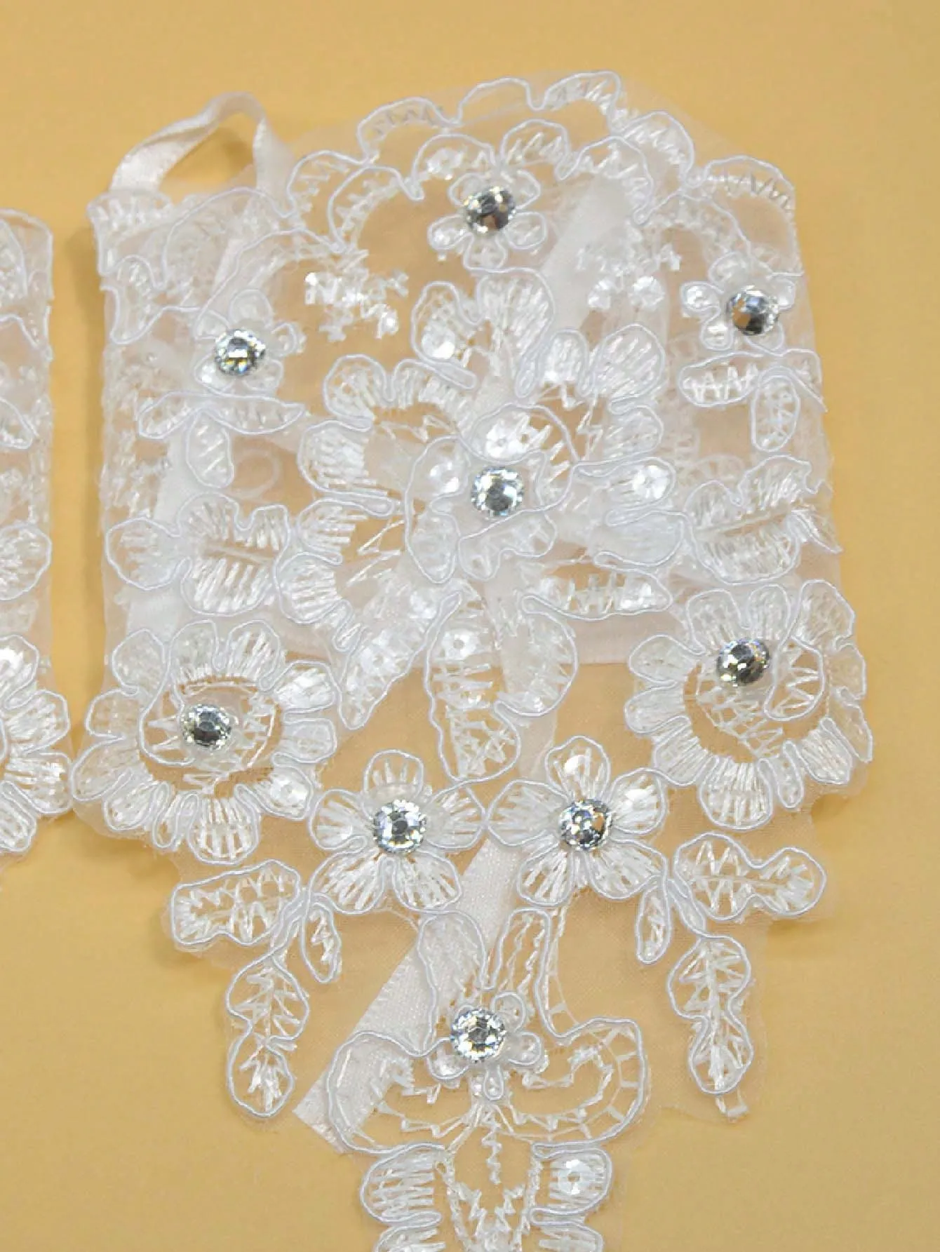 2pcs Bridal Wedding Gloves, Bridesmaid Photo Props, Lolita Lace Hook Finger Short Style With Ribbon And Rhinestone