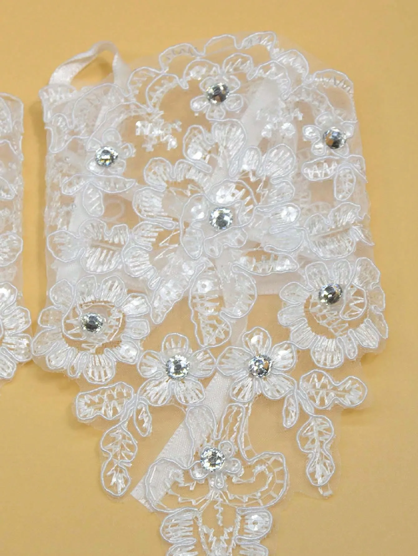 2pcs Bridal Wedding Gloves, Bridesmaid Photo Props, Lolita Lace Hook Finger Short Style With Ribbon And Rhinestone