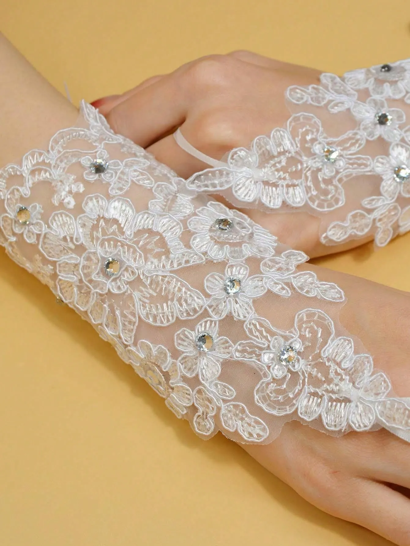 2pcs Bridal Wedding Gloves, Bridesmaid Photo Props, Lolita Lace Hook Finger Short Style With Ribbon And Rhinestone